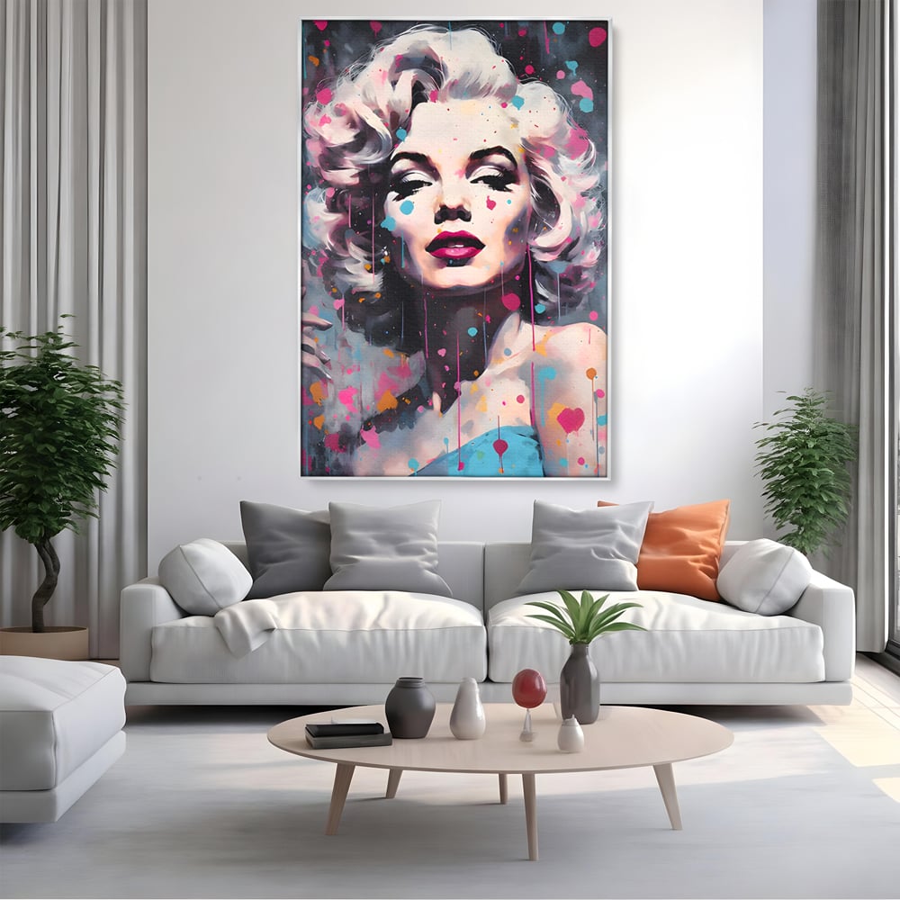 Tablou canvas cu tablou canvas cu marilyn monroe, in rama de aluminiu argintiu, pe perete intr-un living